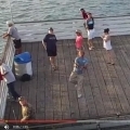 A horgász felkapta a vizet, és beakasztott a móló felett köröző drónnak