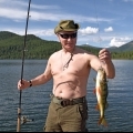 Товарищ Путин elment horgászni a Bajkál-tóra, és látta, hogy a вода bizony néhol nagyon загрязнена